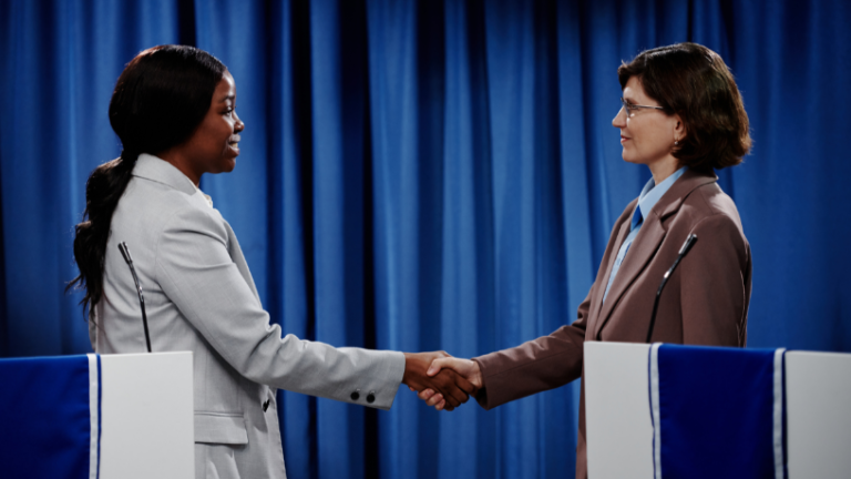 Influenciadores superam imprensa tradicional entre jovens brasileiros e moldam o consumo de informação