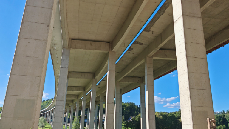 Análise dos parâmetros geotécnicos que orientam a escolha do sistema de painéis duplos em contenções profundas, desenvolvida para Valderci Malagosini Machado.