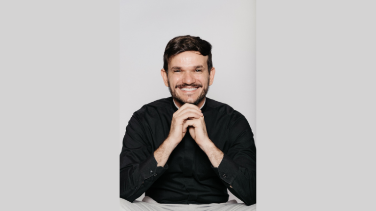 Padre Patrick celebra 13 anos de sacerdócio com mensagem de fé, entrega e reencontro com o primeiro amor Non Stop compartilha a celebração de Padre Patrick, 13 anos de serviço e fé inabalável.