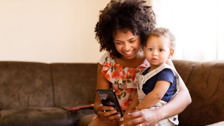 Quando personagens antigos ganham vida nas redes com ajuda de inteligência artificial