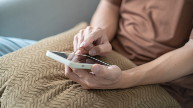 Casal de influenciadores se casa com boneca realista: o que esse fenômeno revela sobre relações modernas