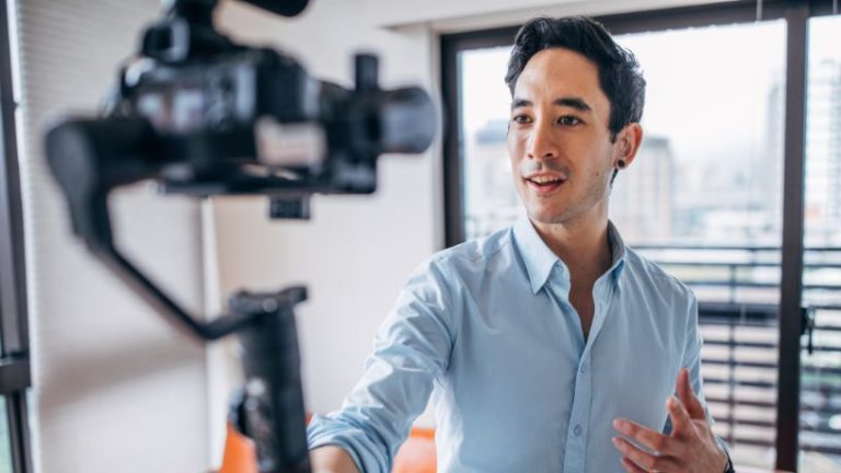 Influenciadores do mercado financeiro e a transformação da formação profissional na era digital Influenciadores do mercado financeiro e a transformação da formação profissional na era digital