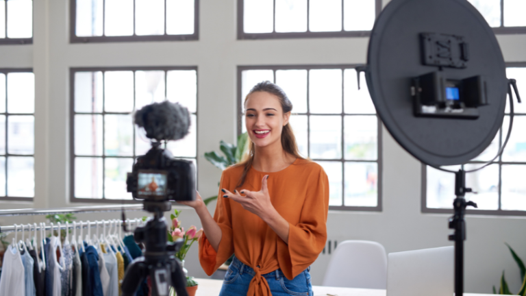 Mulheres na Tecnologia: Influenciadoras Brasileiras que Estão Redefinindo o Futuro Digital