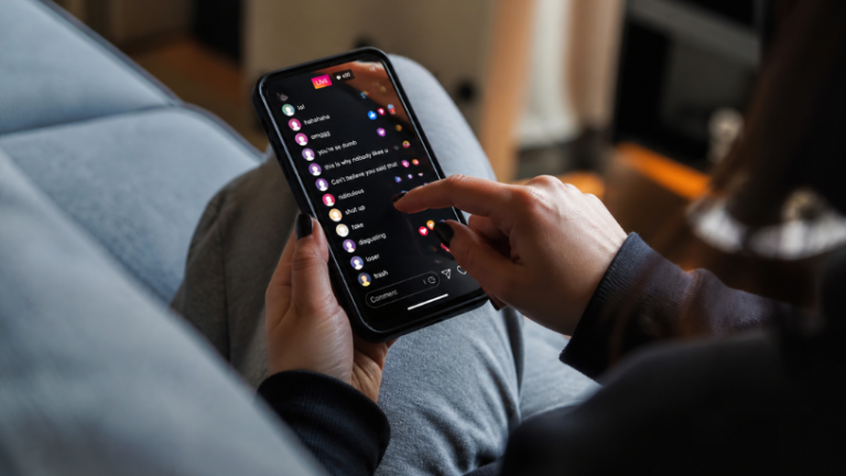 Briga entre influencers nos Estados Unidos expõe poder, audiência e os limites da cultura digital