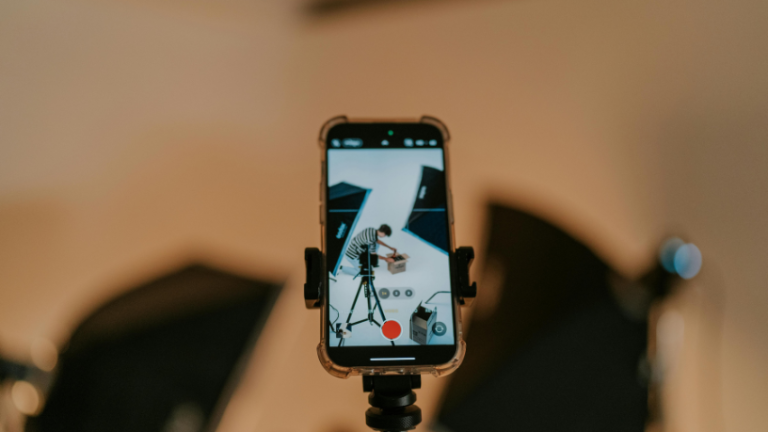 Inteligência artificial transforma rotina de influenciadores e muda produção de conteúdo digital