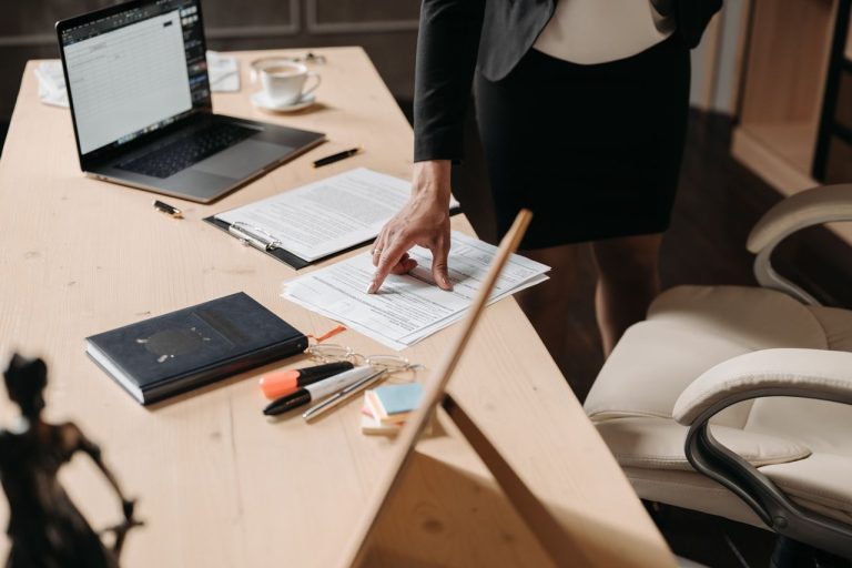 Restrição às bets pressiona creators e pode acelerar diversificação de receitas Profissional aponta informações em documentos sobre uma mesa de escritório durante uma análise contratual