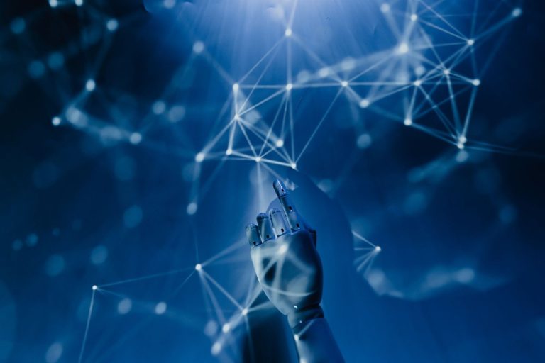 Mão robótica alcança uma rede digital formada por conexões luminosas sobre fundo azul, representando inteligência artificial e tecnologia de dados.