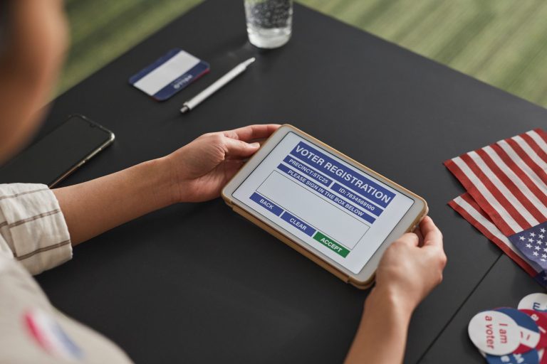 STF garante acesso gratuito a sites da Justiça Eleitoral, mas mantém debate sobre internet móvel nas eleições Pessoa usa um tablet em uma estação de atendimento eleitoral.